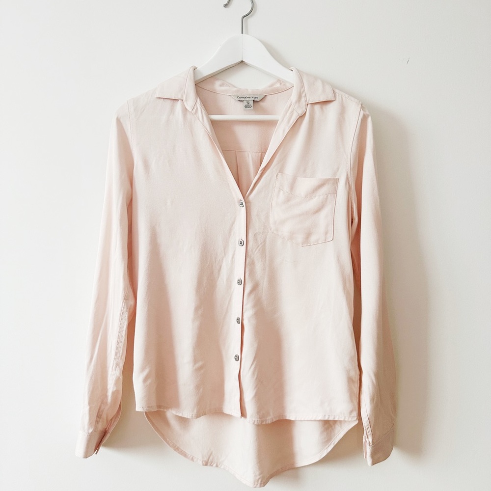 ⛱️ 2/20$ Calvin Klein button up size medium 100% viscose in light pink colour. - Picture 2 of 8
